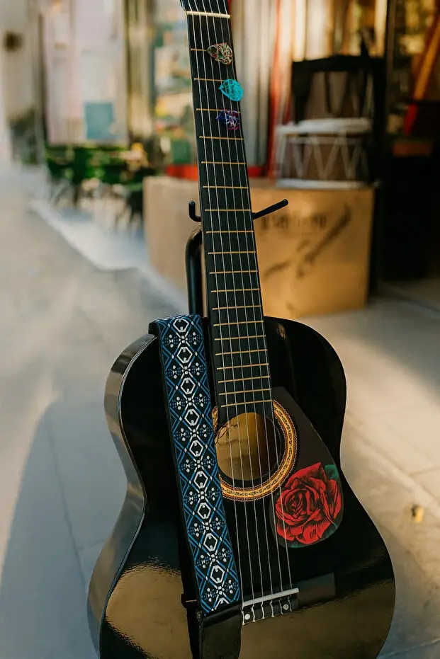LB44290 Black & Rose 4/4 Siyah Klasik Gitar (Kılıf, Gitar Sehpası, Askılık, Pena, Kapo Hediyeli)