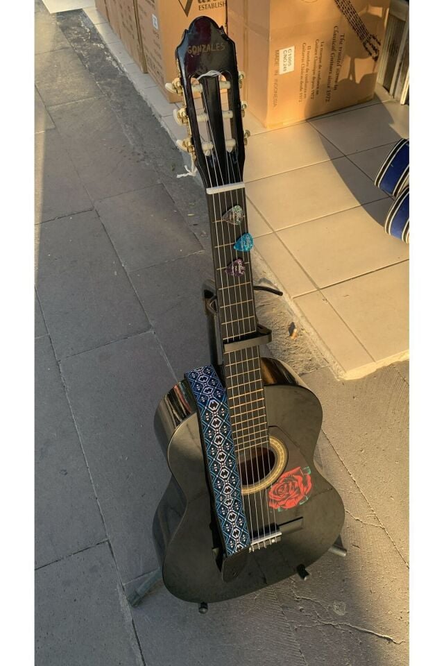 LB44290 Black & Rose 4/4 Siyah Klasik Gitar (Kılıf, Gitar Sehpası, Askılık, Pena, Kapo Hediyeli) Siyah